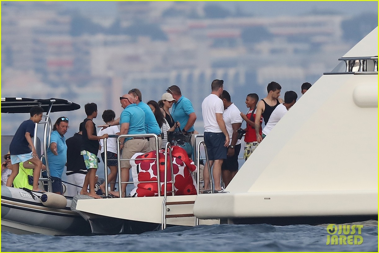 liam payne dances works out while shirtless on a yacht 16