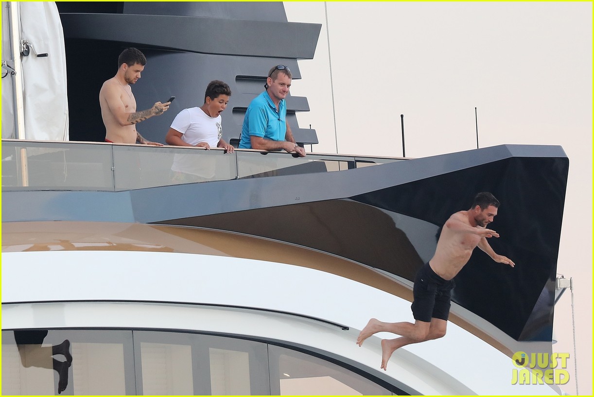 liam payne dances works out while shirtless on a yacht 17
