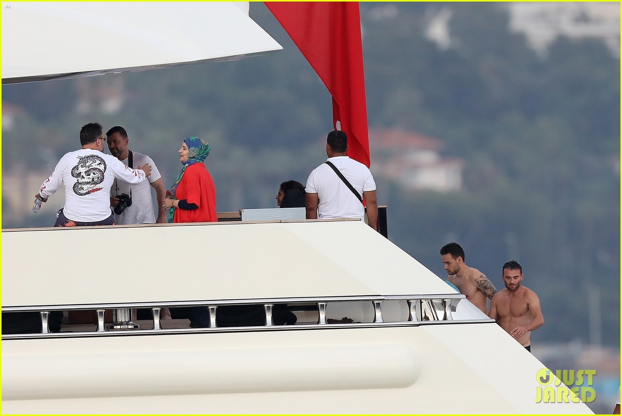 liam payne dances works out while shirtless on a yacht 30