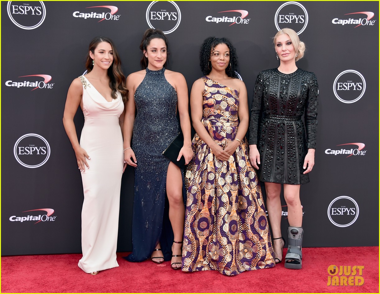 aly raisman and 140 survivors of larry nassars abuse receive courage award at espys 2018 07