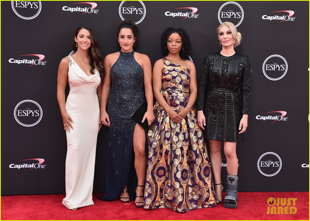 aly raisman and 140 survivors of larry nassars abuse receive courage award at espys 2018 10