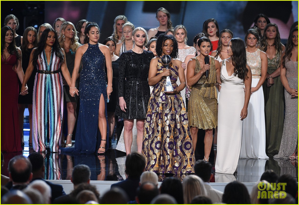aly raisman and 140 survivors of larry nassars abuse receive courage award at espys 2018 16