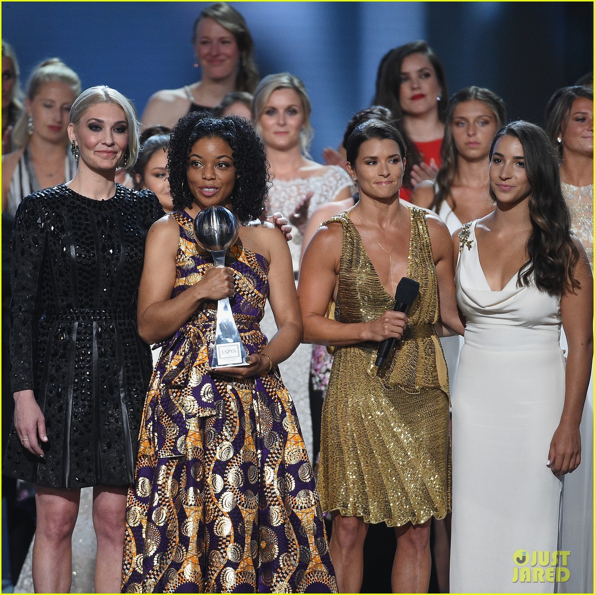aly raisman and 140 survivors of larry nassars abuse receive courage award at espys 2018 26