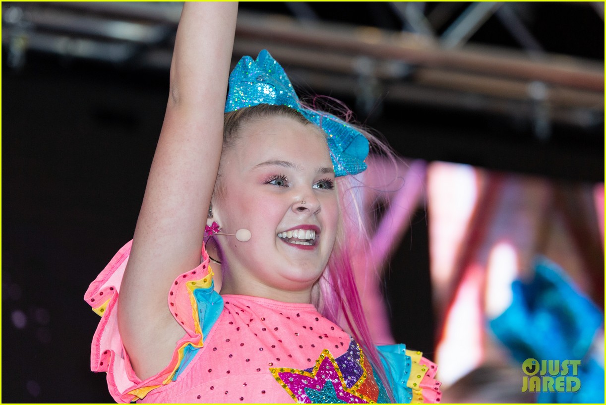 jojo siwa fans camp out from 4am to watch her sydney concert 01