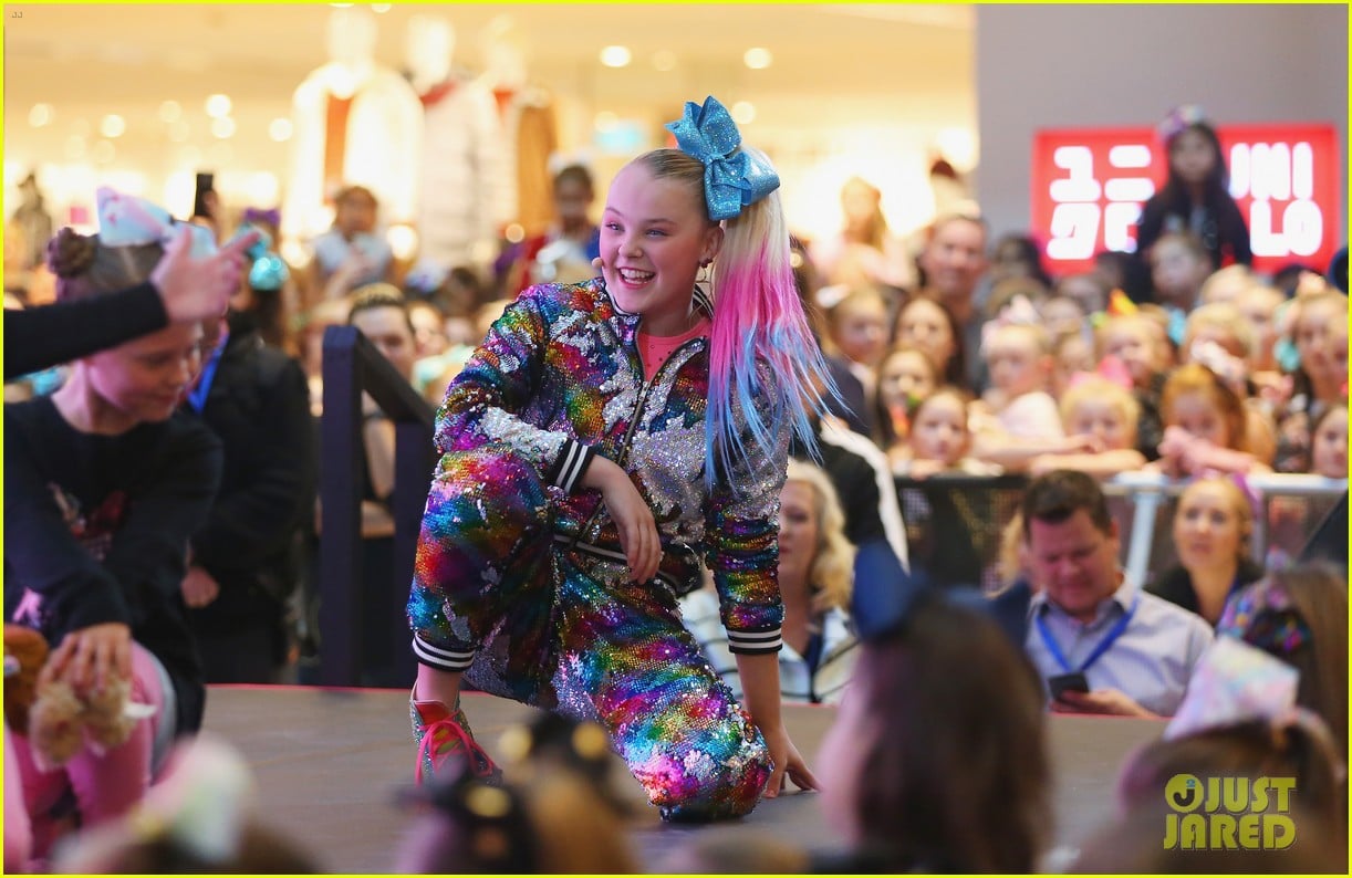 jojo siwa fans camp out from 4am to watch her sydney concert 06