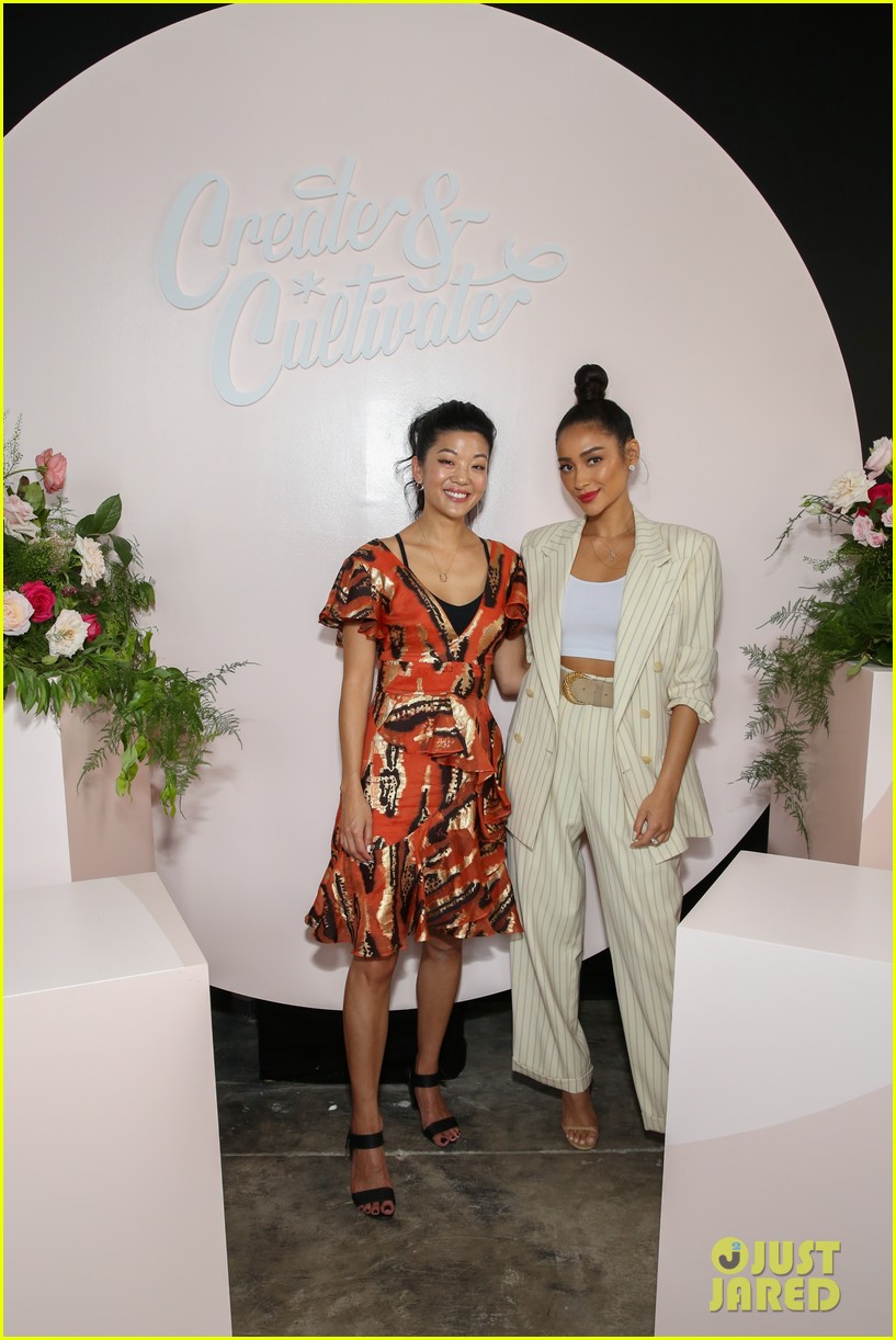 jennifer hudson shay mitchell create cultivate in chicago 18