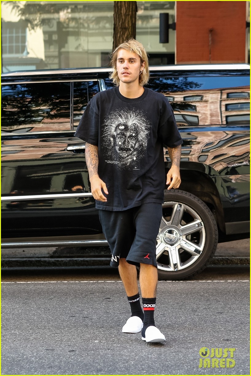 justin bieber gets a haircut with hailey baldwin by his side 03