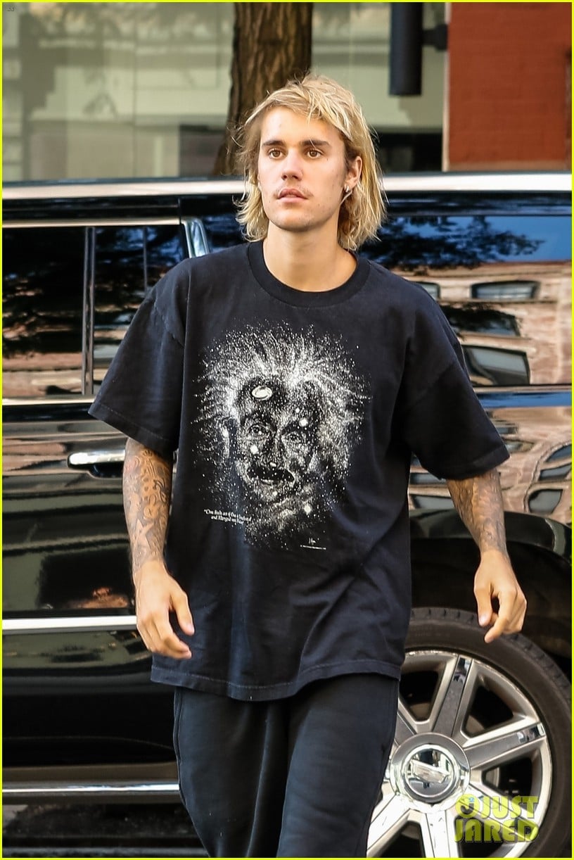 justin bieber gets a haircut with hailey baldwin by his side 06