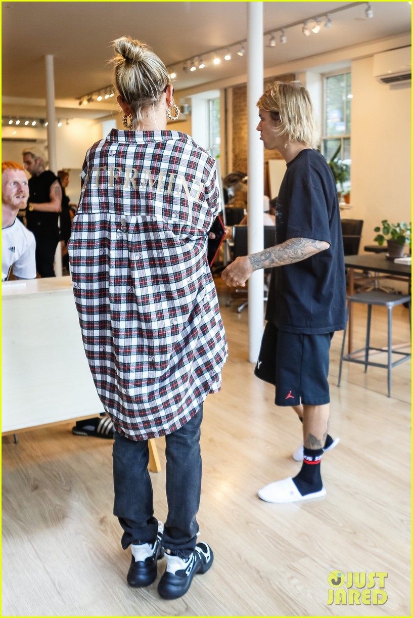 justin bieber gets a haircut with hailey baldwin by his side 13