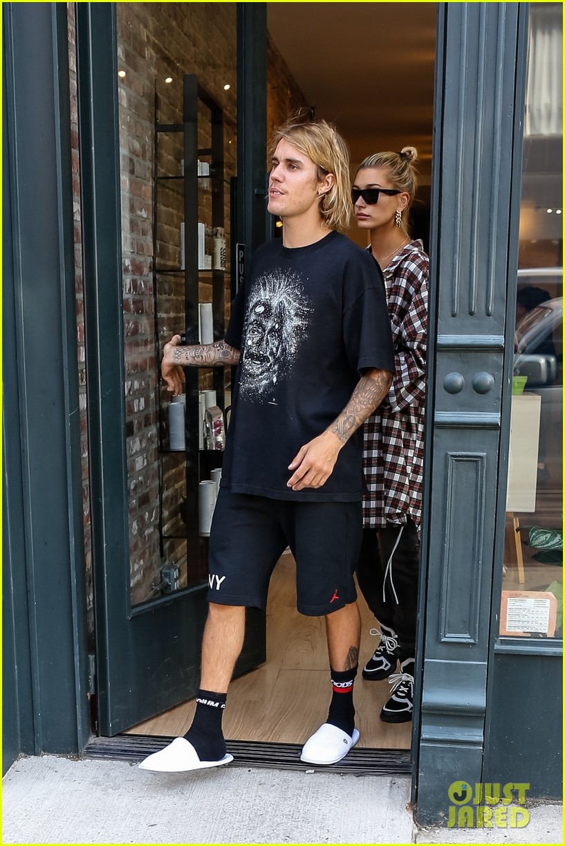 justin bieber gets a haircut with hailey baldwin by his side 14