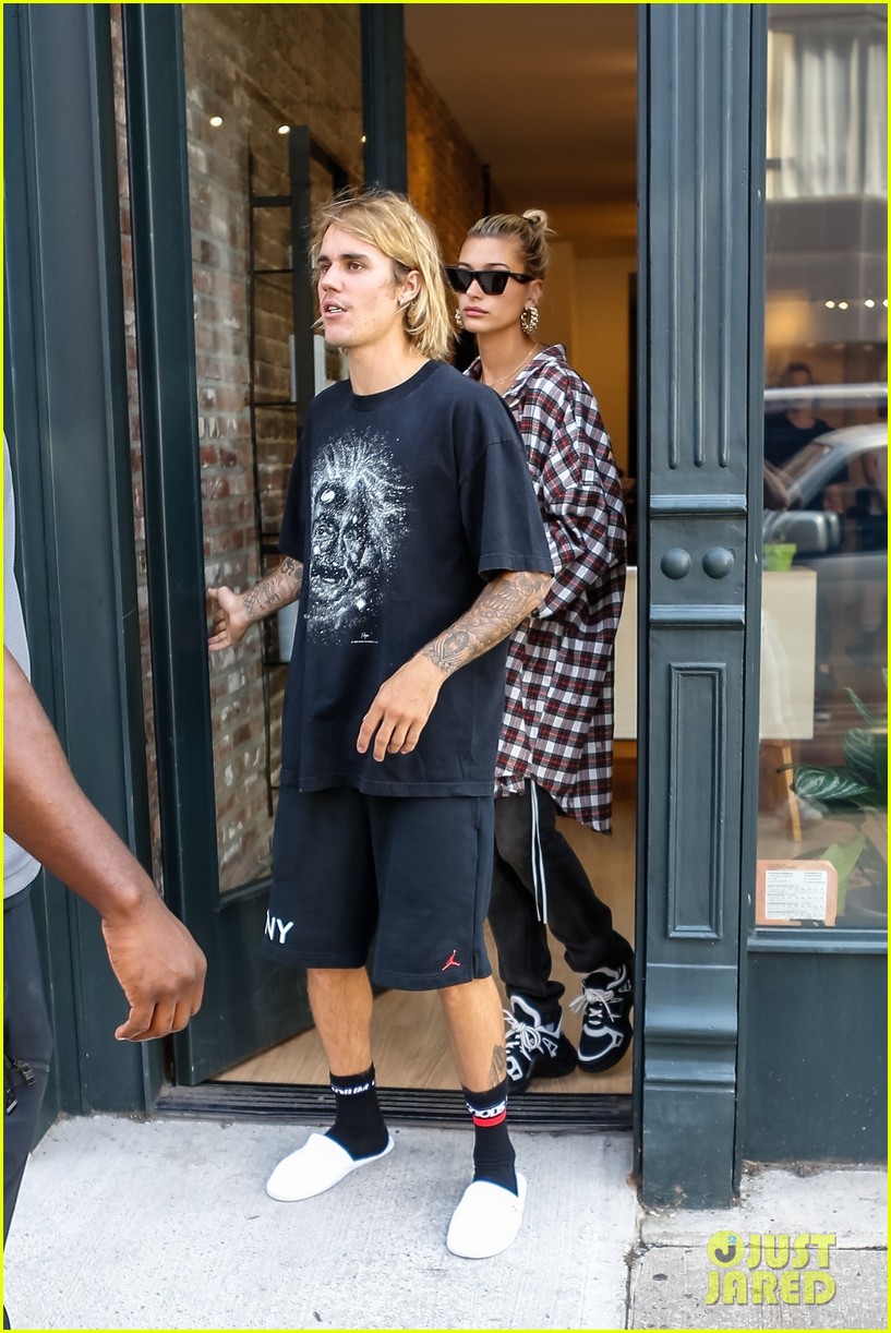 justin bieber gets a haircut with hailey baldwin by his side 15