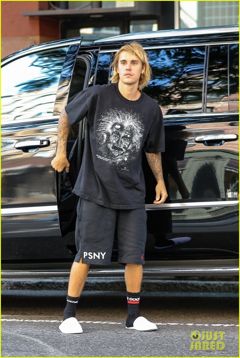 justin bieber gets a haircut with hailey baldwin by his side 21