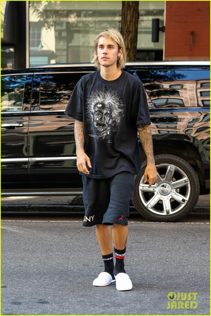 justin bieber gets a haircut with hailey baldwin by his side 23