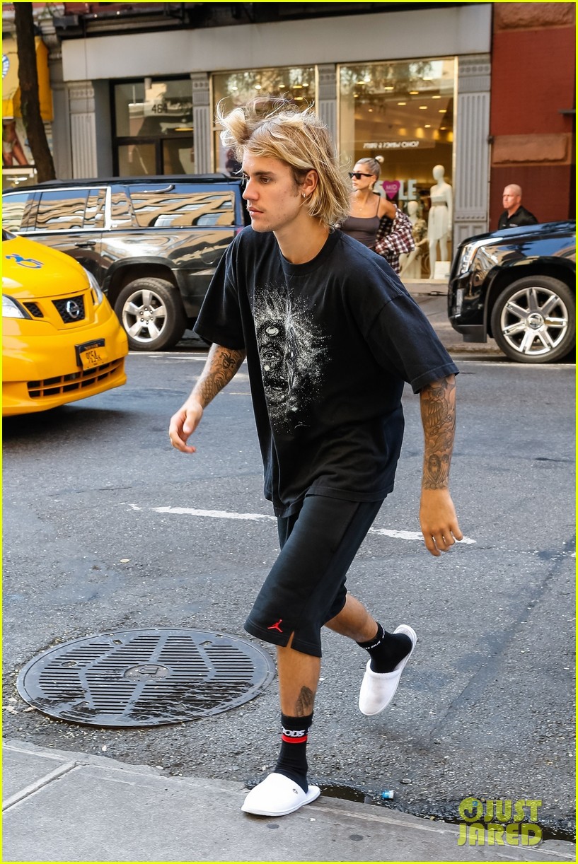 justin bieber gets a haircut with hailey baldwin by his side 25