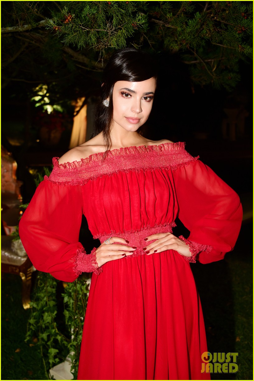 sofia carson gives moving performance of back to beautiful at unicef summer gala 05