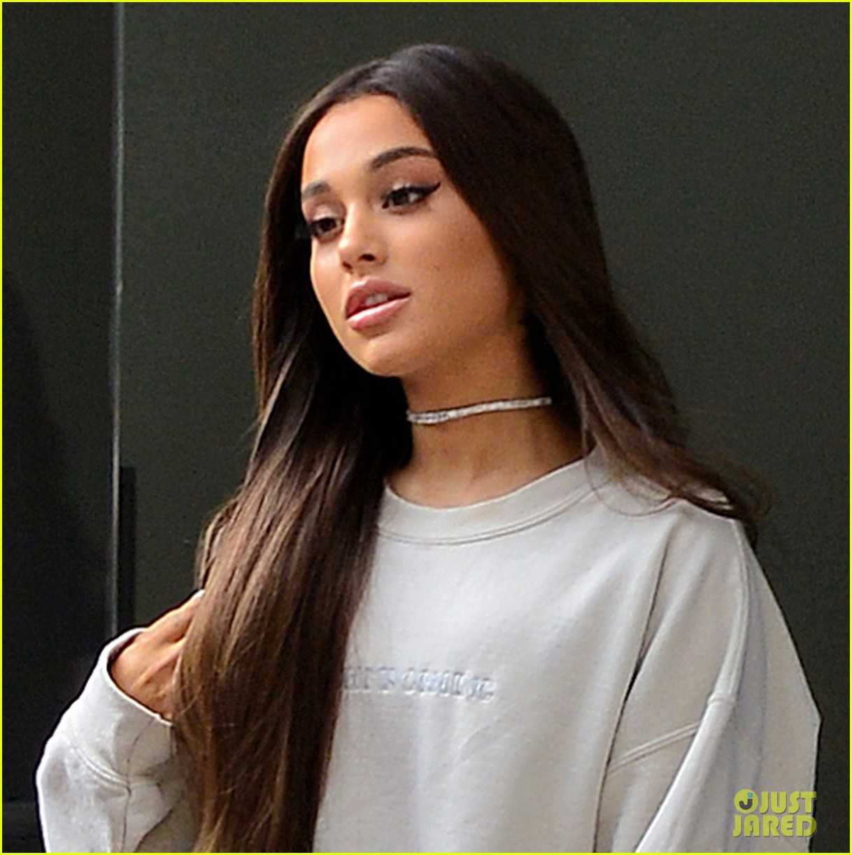 ariana grande steps out after releasing new album sweetener 09