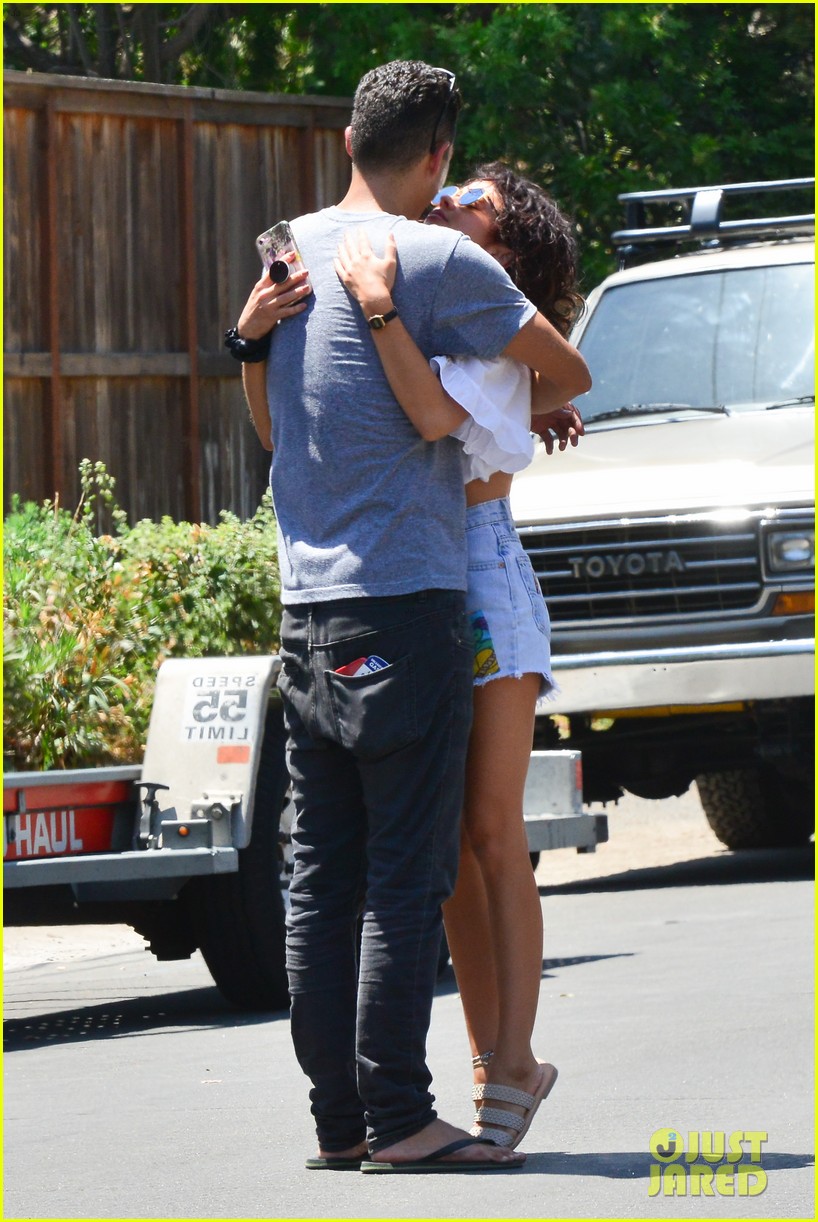 sarah hyland wells adams move in together 01