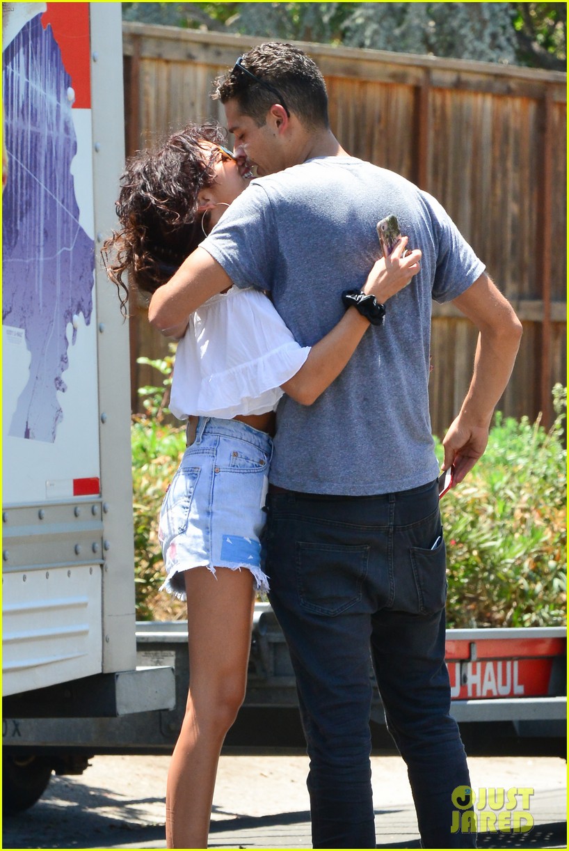sarah hyland wells adams move in together 04