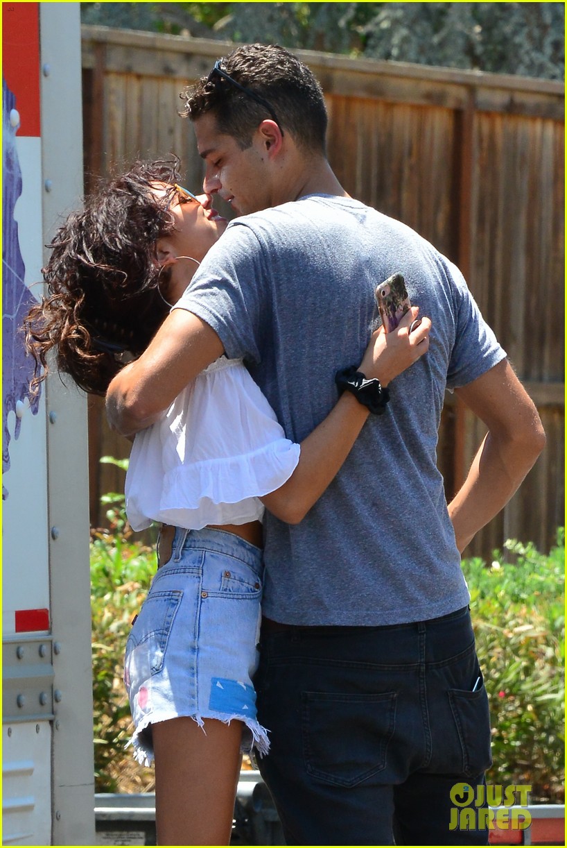 sarah hyland wells adams move in together 07