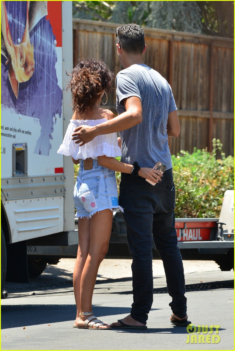 sarah hyland wells adams move in together 09