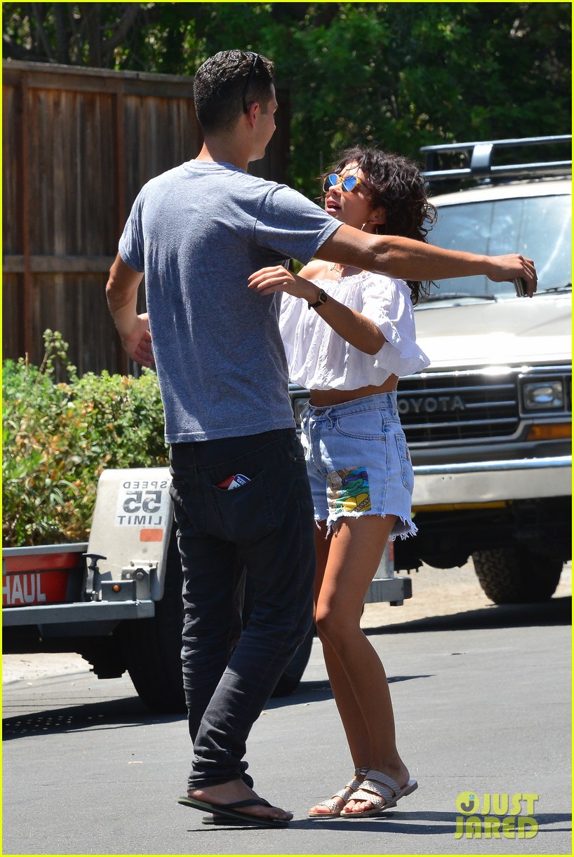 sarah hyland wells adams move in together 11