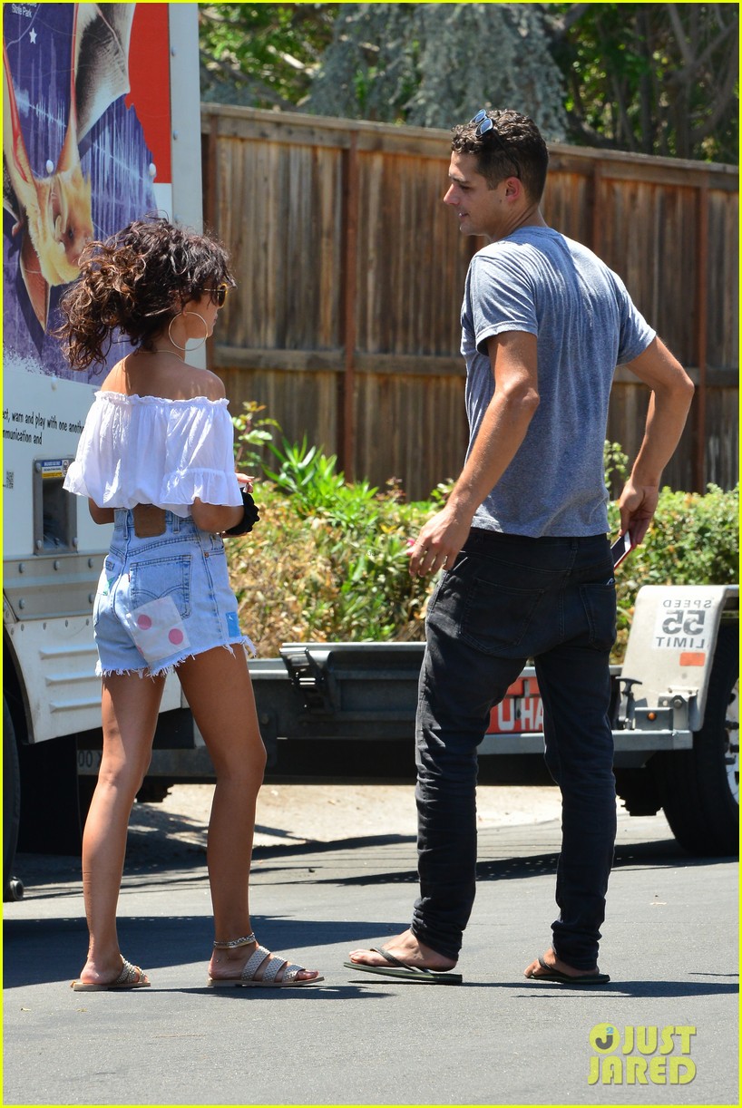sarah hyland wells adams move in together 13