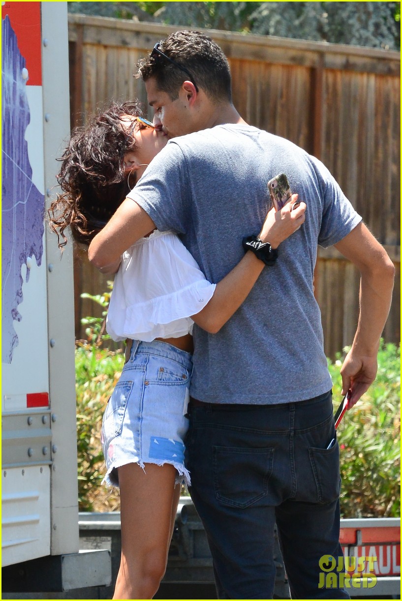 sarah hyland wells adams move in together 14