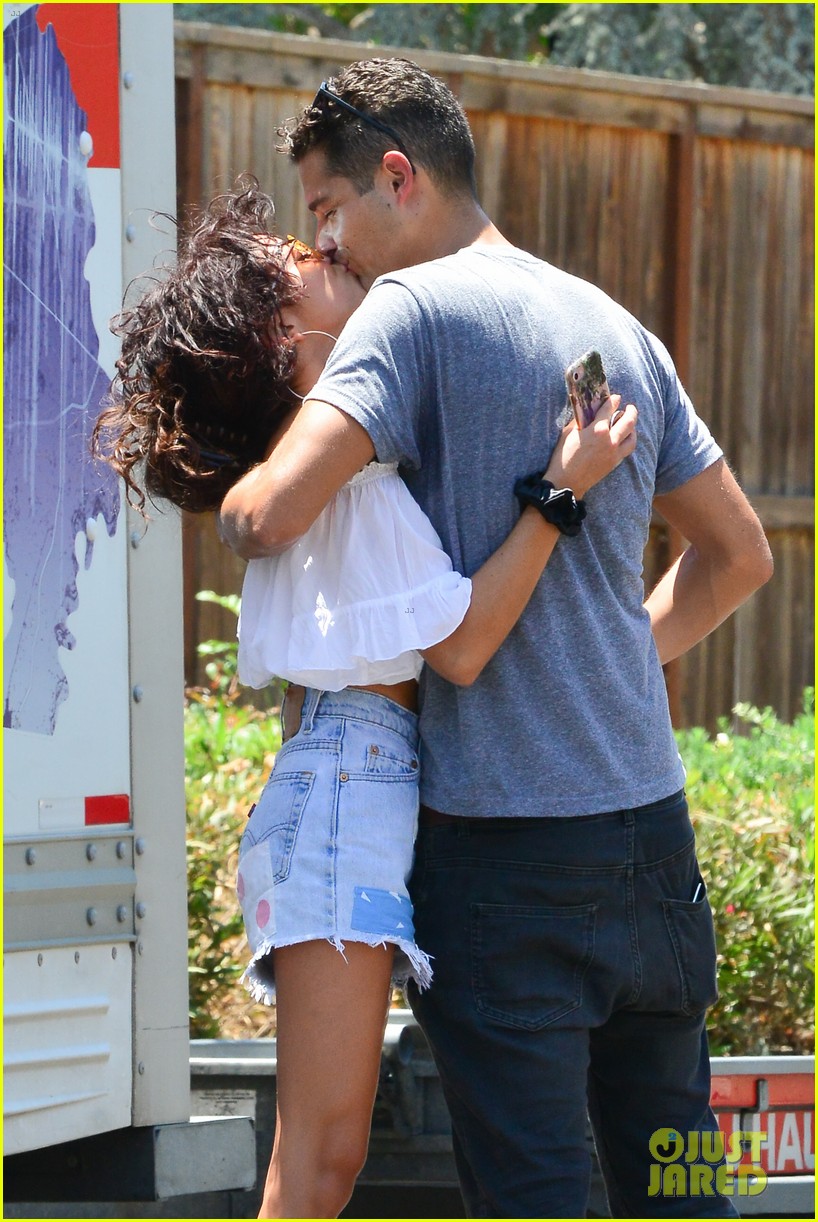 sarah hyland wells adams move in together 15
