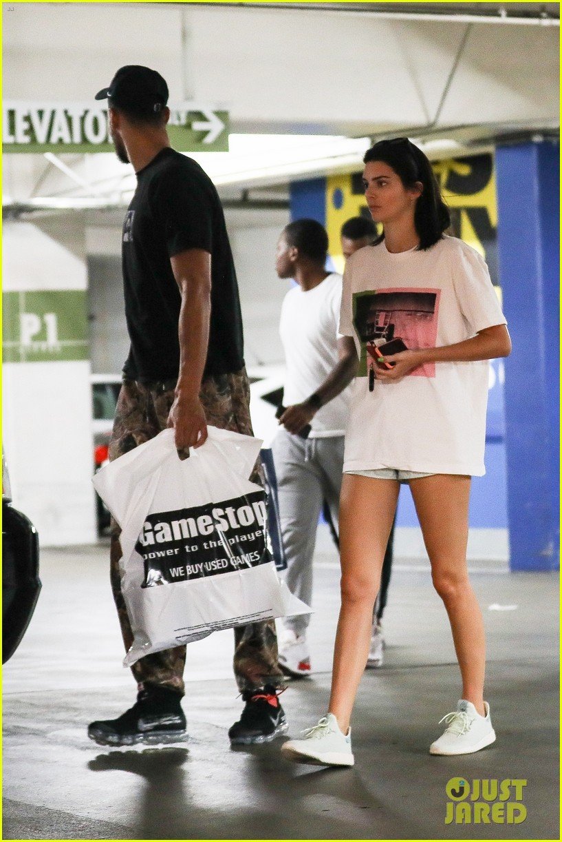 kendall jenner ben simmons stock up on games 03