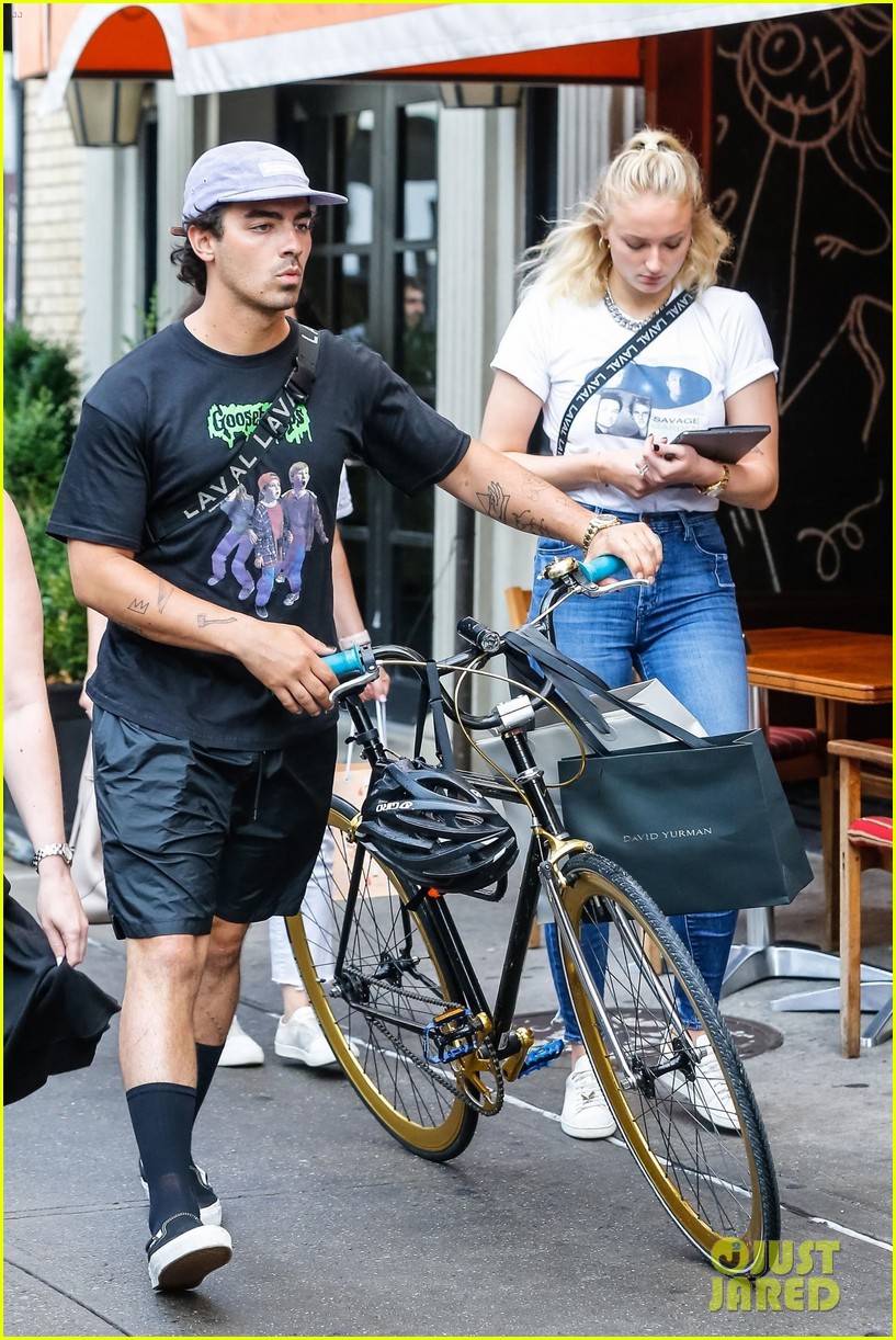 joe jonas sophie turner hang out with his parents in nyc 01