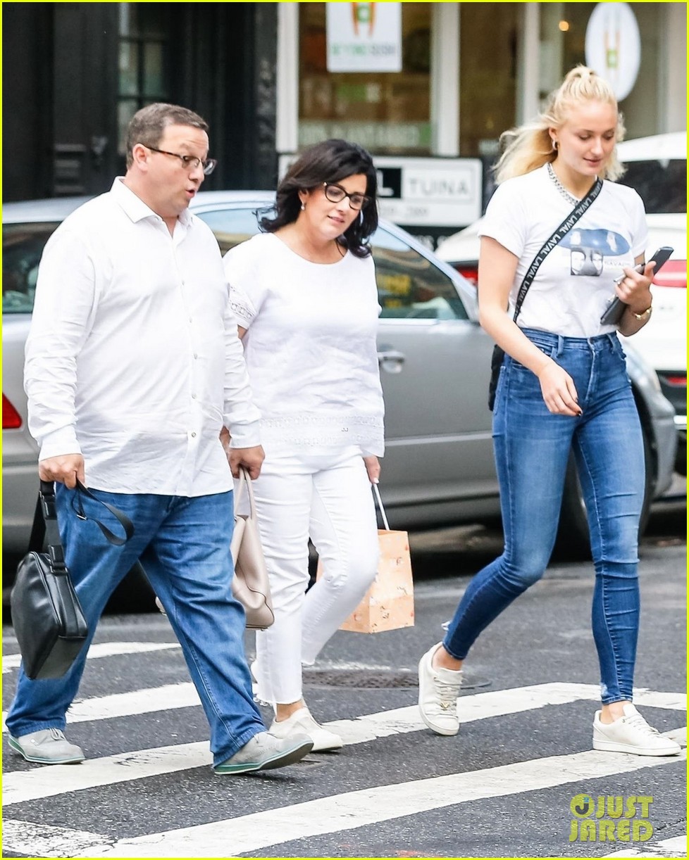 joe jonas sophie turner hang out with his parents in nyc 06