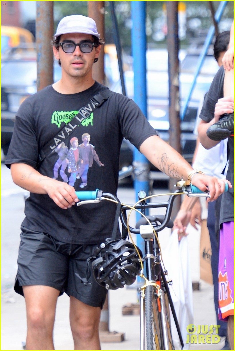 joe jonas sophie turner hang out with his parents in nyc 07