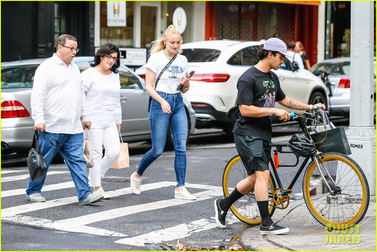 joe jonas sophie turner hang out with his parents in nyc 09