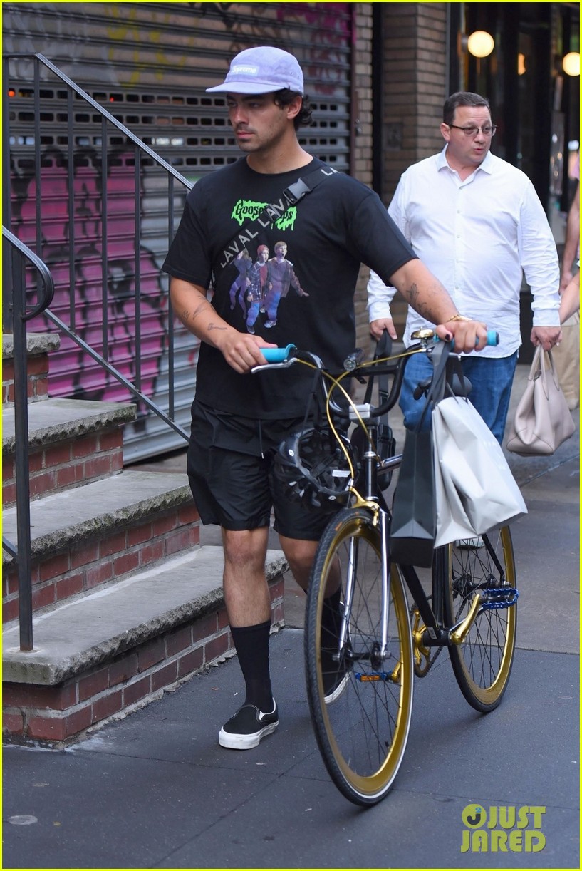 joe jonas sophie turner hang out with his parents in nyc 10