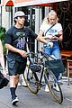 joe jonas sophie turner hang out with his parents in nyc 01