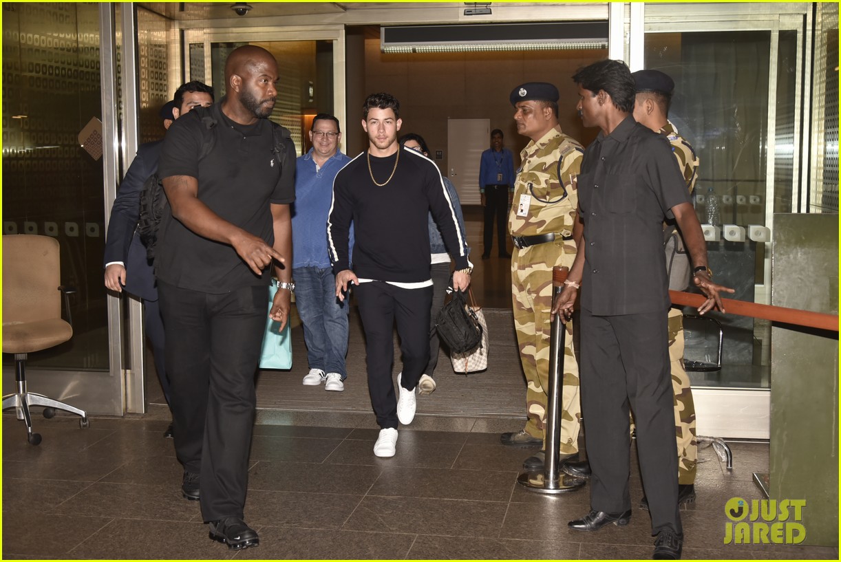 nick jonas lands in india with his parents 02