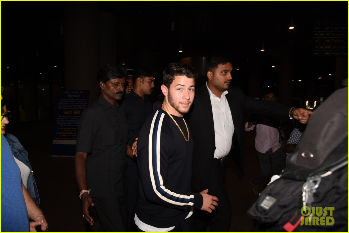 nick jonas lands in india with his parents 03