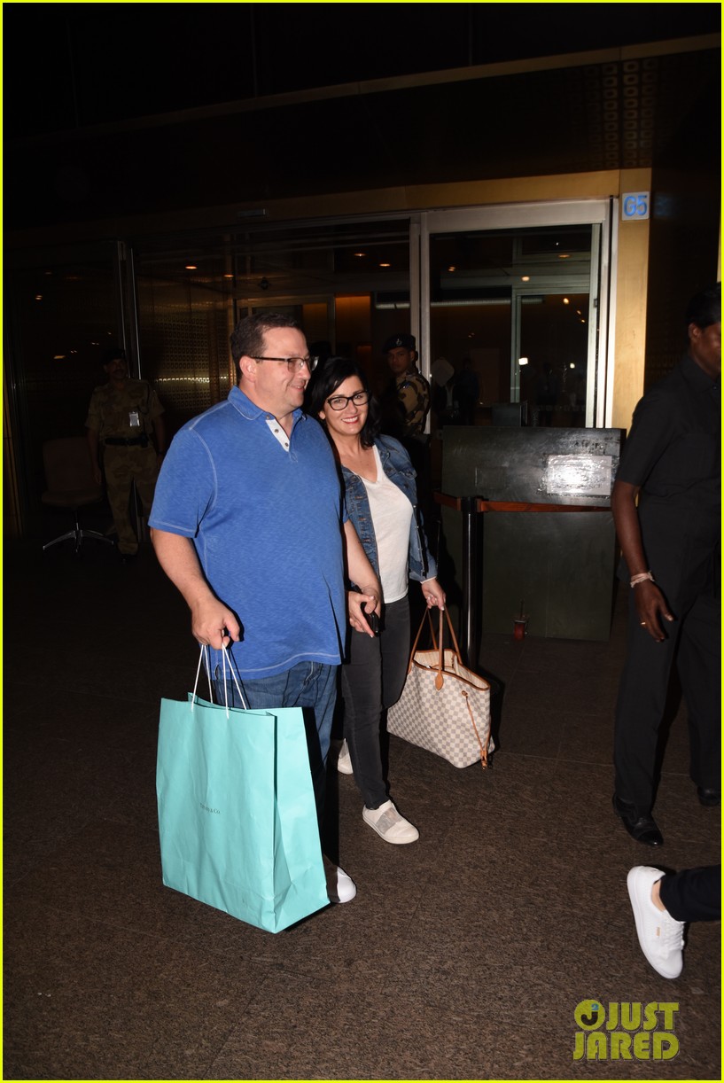 nick jonas lands in india with his parents 05
