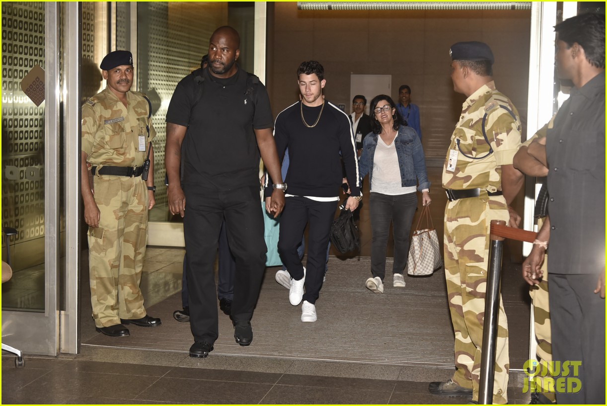 nick jonas lands in india with his parents 07