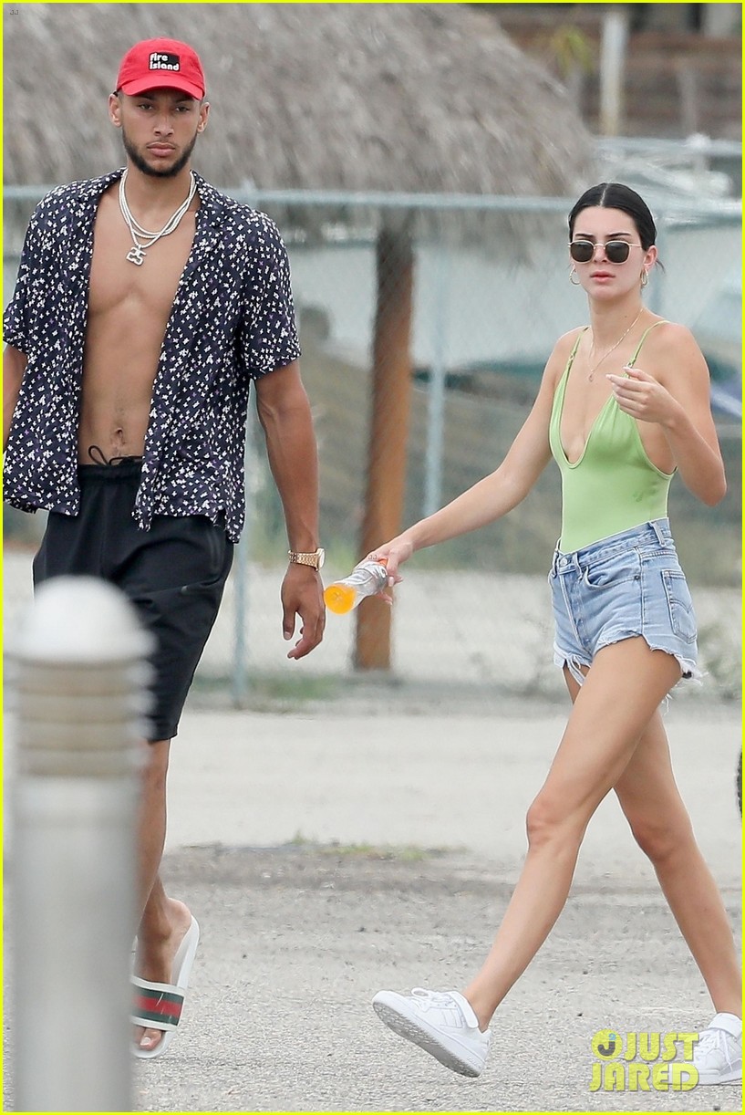 khloe kardashian kendall jenner hit water boyfriends vacation mexico 02