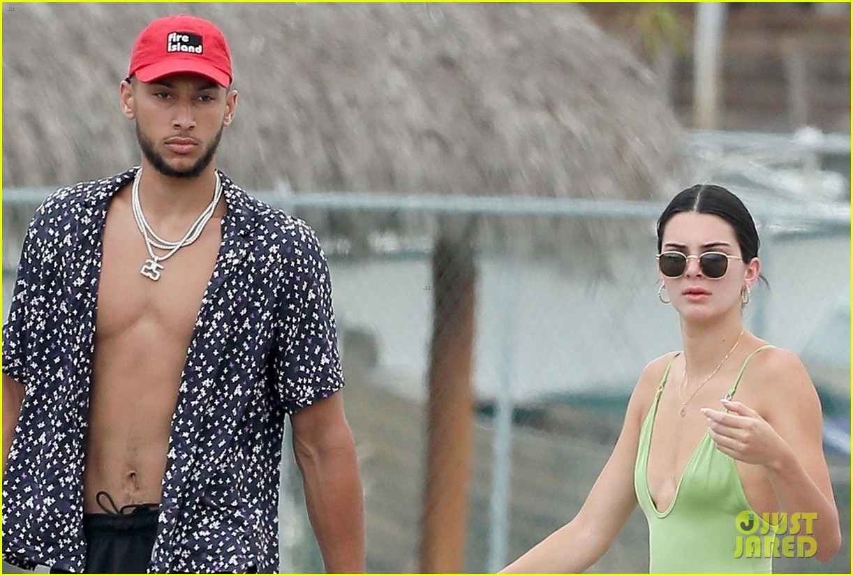 khloe kardashian kendall jenner hit water boyfriends vacation mexico 10