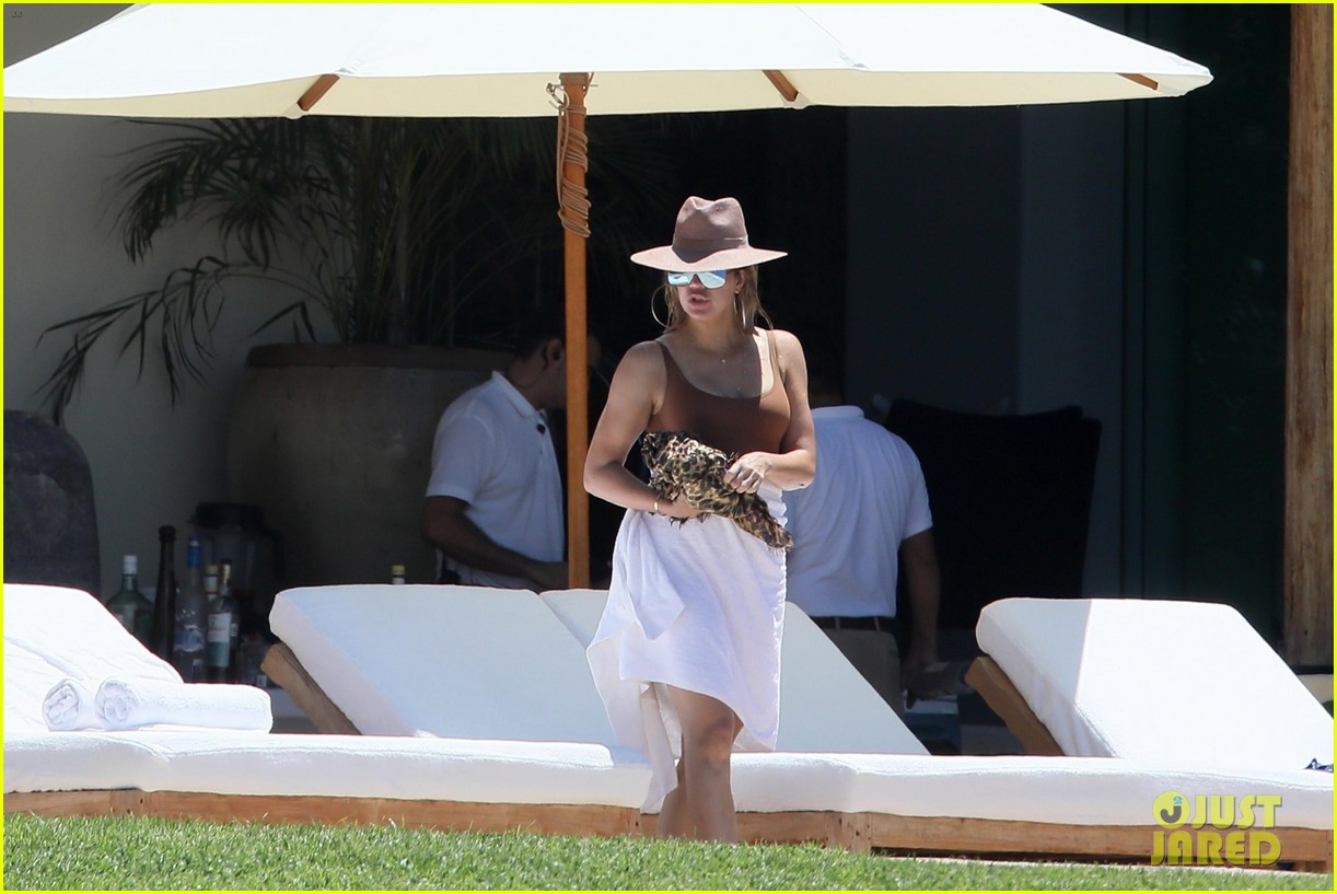 khloe kardashian kendall jenner hit water boyfriends vacation mexico 11