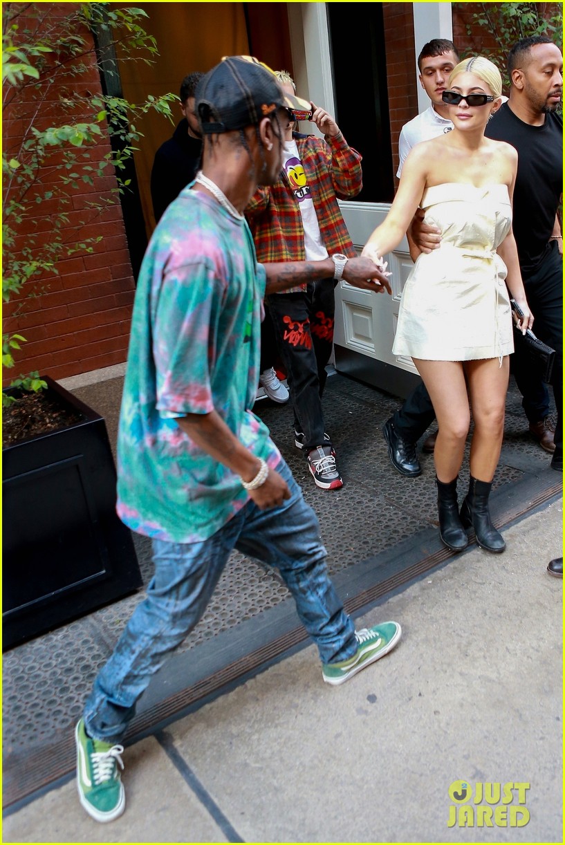 kylie jenner gives travis scott a kiss goodbye in nyc 01