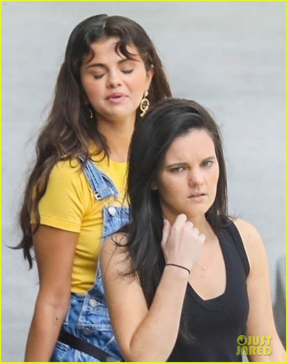 selena gomez wears overall shorts for breakfast with friends 02