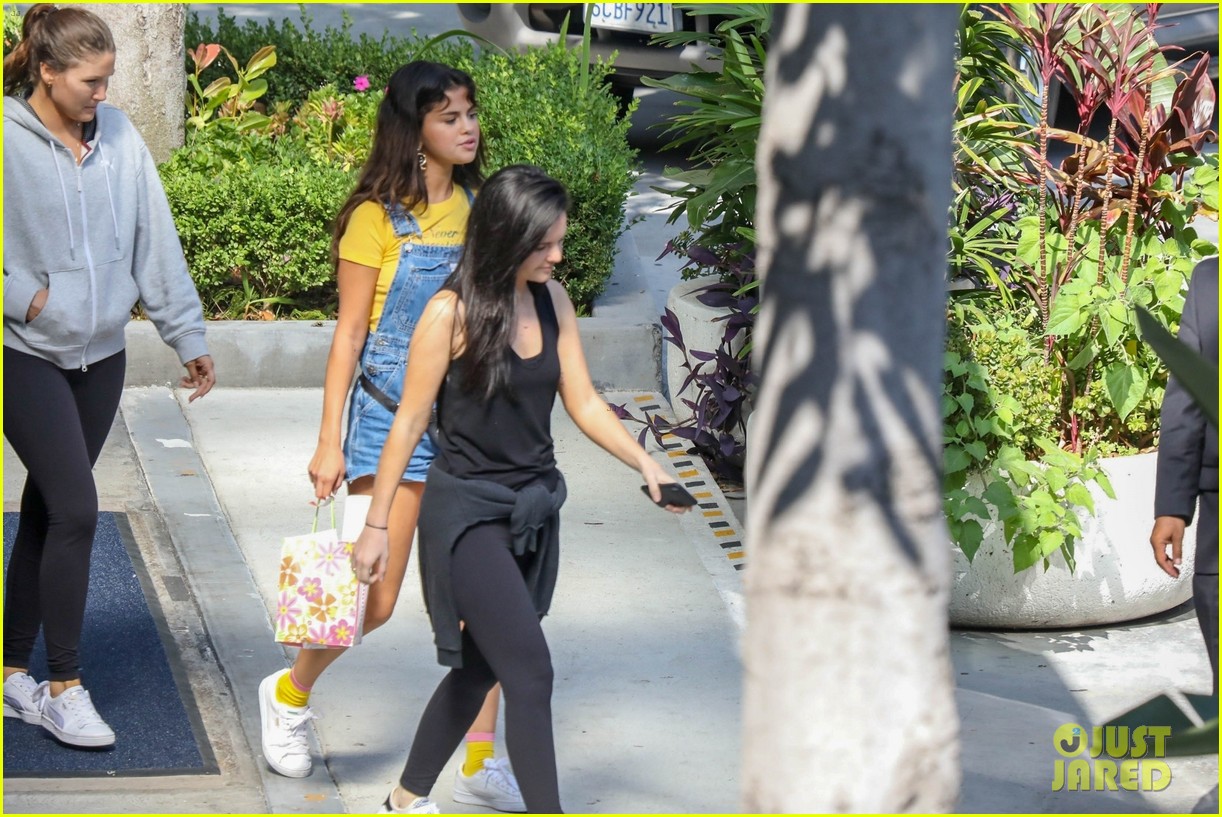 selena gomez wears overall shorts for breakfast with friends 03