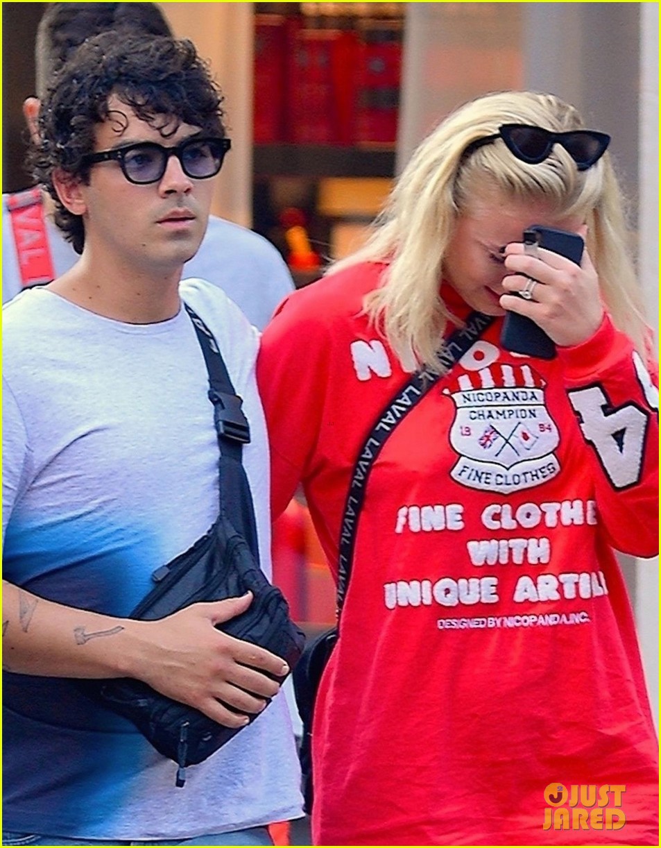 Sophie Turner Explains Why She's Crying in These Photos Photo 1179163