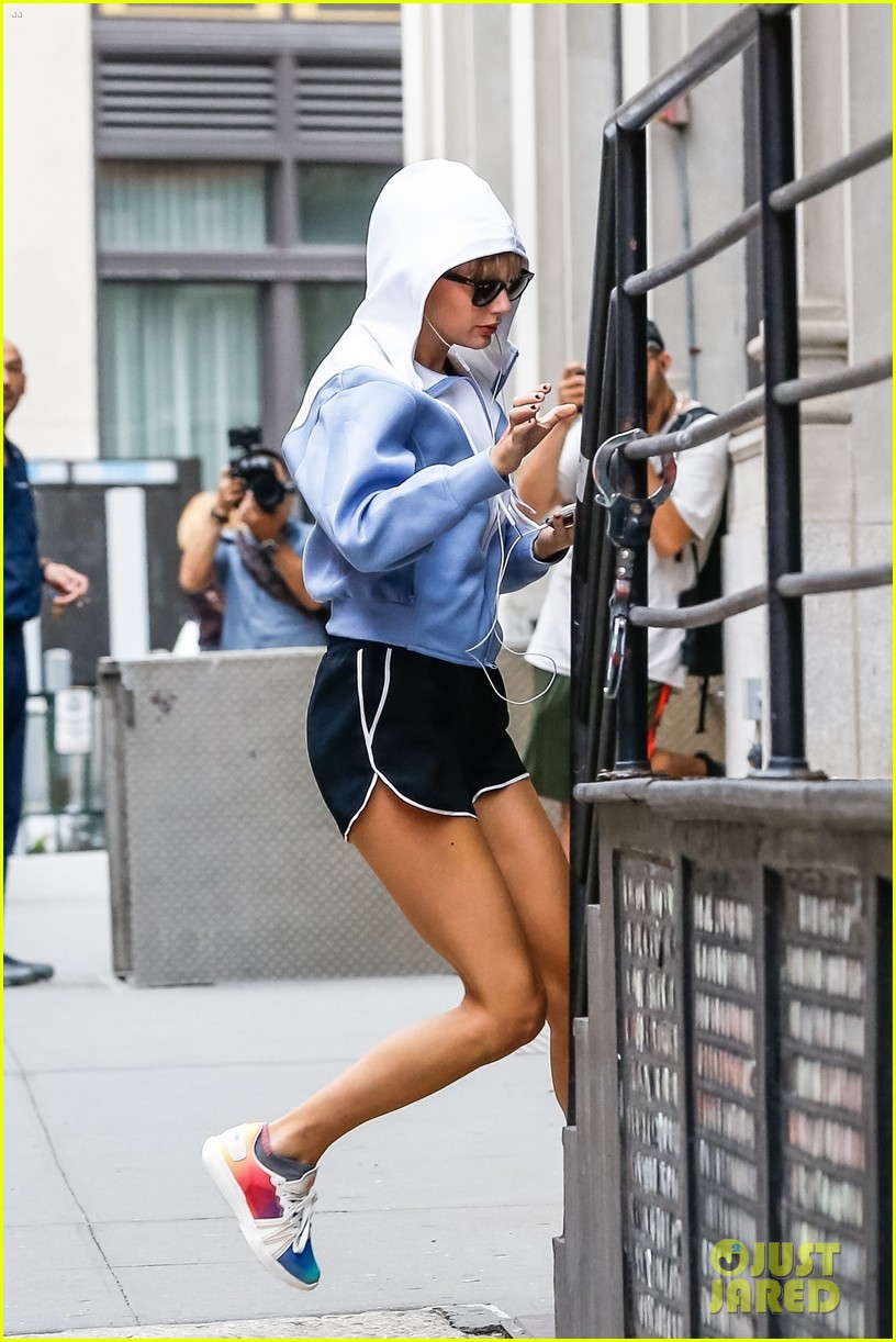 taylor swift rocks colorful gym gear after morning workout sesh 01