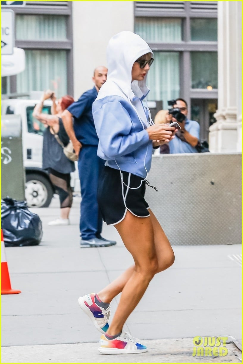 taylor swift rocks colorful gym gear after morning workout sesh 03