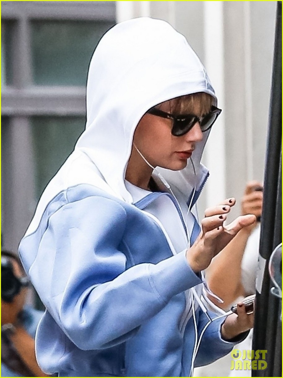 taylor swift rocks colorful gym gear after morning workout sesh 04
