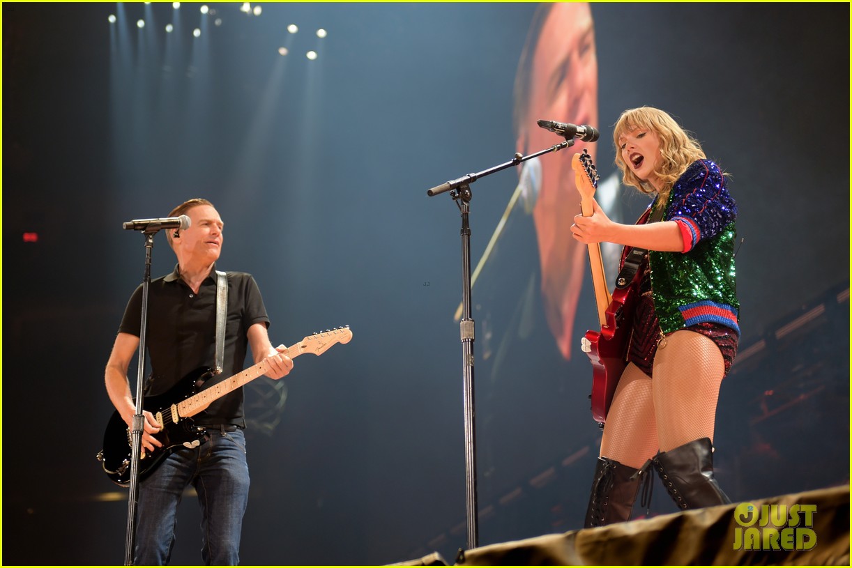 taylor swift loses it while performing with bryan adams on rep tour 04